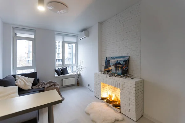 高級ロフトリビングルームインテリア 暖炉付きアパート — ストック写真
