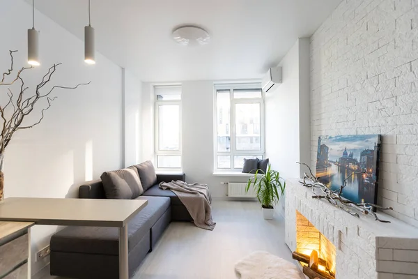 Stilvolles Wohnzimmer Mit Grauer Couch Und Zwei Couchtischen Aus Metall — Stockfoto