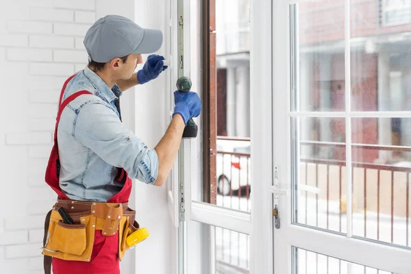 Byggnadsarbetare Installerar Fönster Huset Handyman Fastställande Fönstret Med Skruvmejsel — Stockfoto