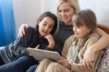 Anne ve kızı tablet vasıl arıyorsunuz.