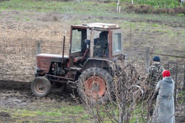 Tarlayı sabanla süren traktör ekime hazırlanıyor.