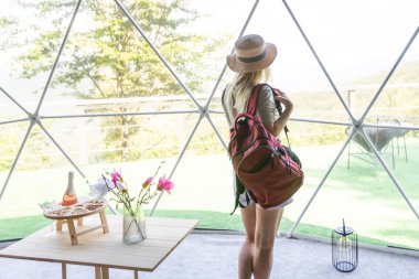 Jeodezik bir çadırın içindeki kadın..