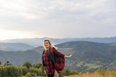 Yazın gün batımında mutlu bir kadın.