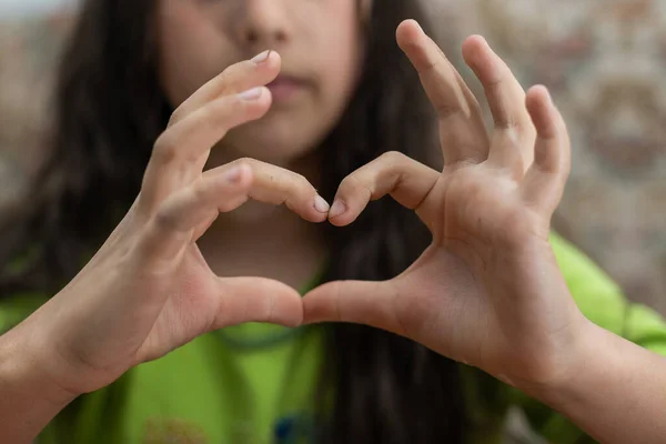 Фото Випадкової Веселої Смішної Дівчини Показує Знак Форми Серця Пальцями — стокове фото