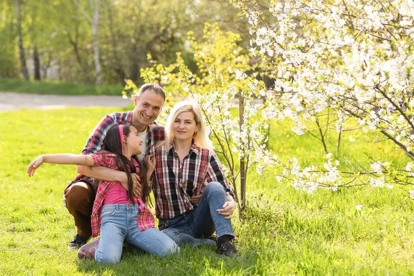 Happy Parents Mom Dad Daughter Young Family Outdoors Spring Background — Fotografia de Stock