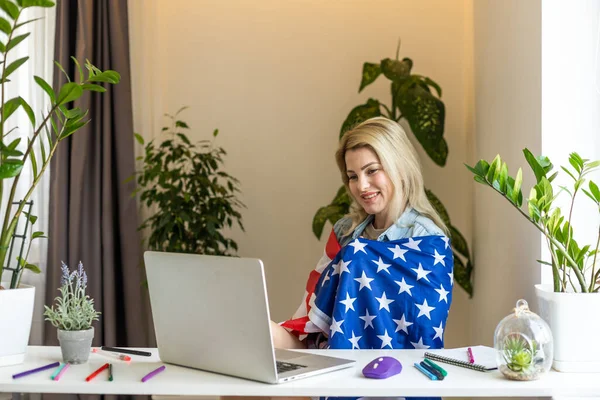 Mulher Segurando Bandeira Dos Eua Vídeo Por Laptop — Fotografia de Stock