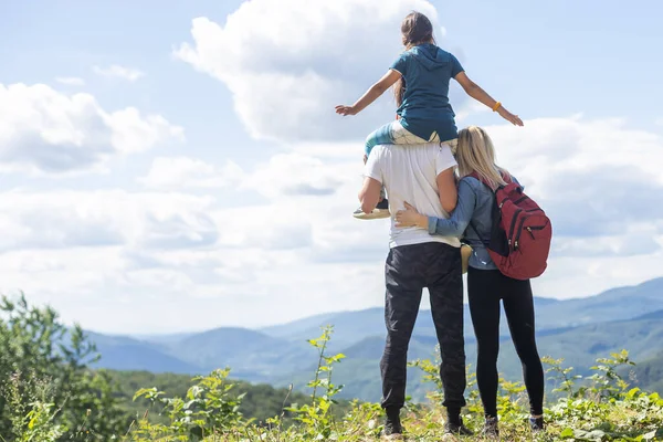 Family Standing Arms Top Mountain Looking Beautiful Summer Mountain Landscape — Fotografia de Stock