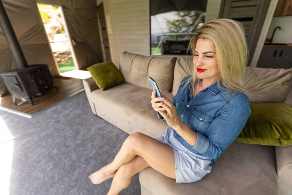 Fotografía Una Hermosa Mujer Usando Teléfono Inteligente Mientras Relaja Casa —  Fotos de Stock