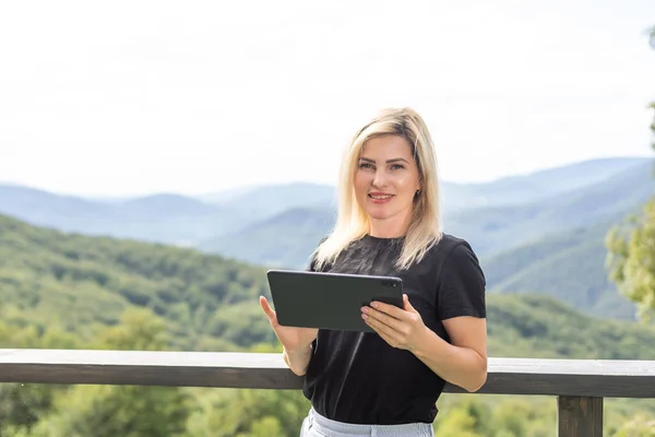 Junge Frau Sitzt Mit Tablet Auf Der Terrasse Vor Schöner — Stockfoto