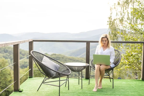 Eine Frau Mit Laptop Auf Einer Terrasse Den Bergen — Stockfoto