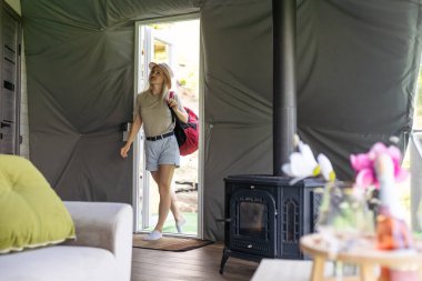 Kadın turist şeffaf otel kubbesinde.