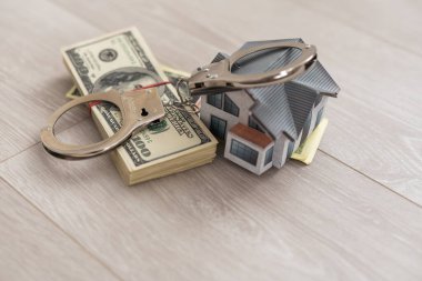 Para doları, kelepçe oyuncak evi..