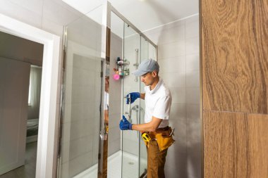 Genç tesisatçı sabitleme Duş kabini.