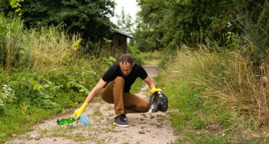 genç adam açık çöp toplama. yakın çekim.