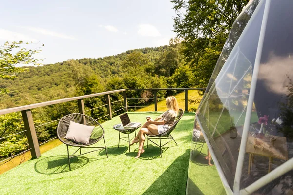 Mulher Trabalhando Laptop Outdoor Bubble Tent House Dome Natureza Viagem — Fotografia de Stock