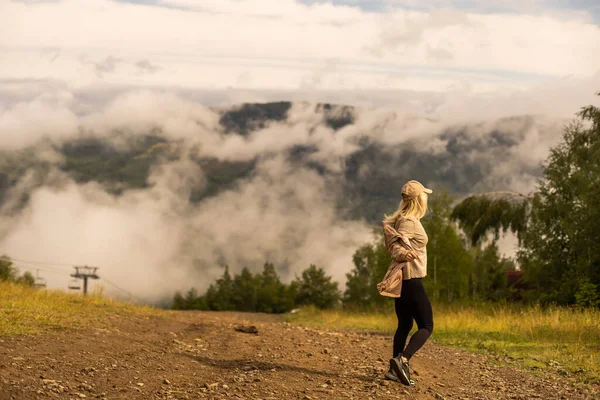 Woman Rests Hike Mountains — Foto Stock