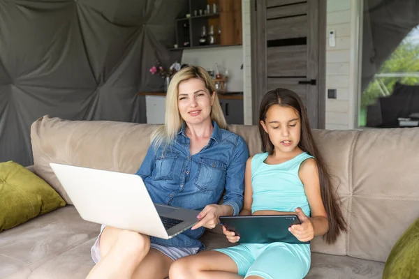 Mother Daughter Laptop Tablet Sofa — 스톡 사진