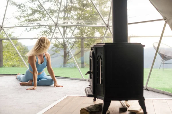 Woman Doing Yoga Glamping Dome Tent — Foto Stock