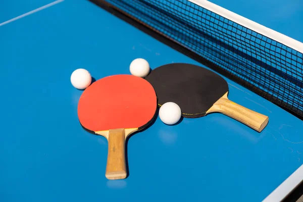 Raquettes Ping Pong Une Balle Plastique Blanc Sur Fond Bleu — Photo