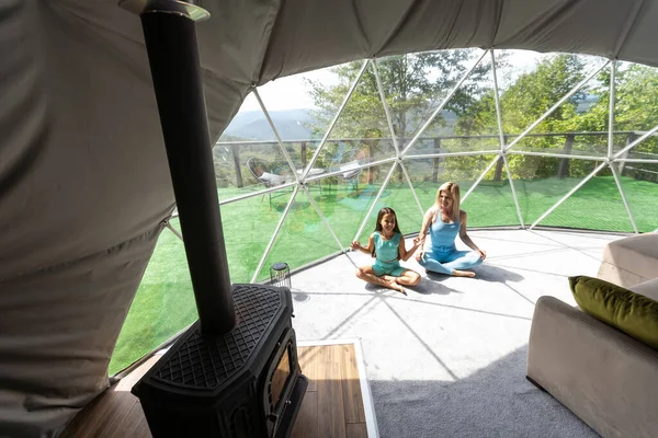 Mother Daughter Yoga Glamping Dome Tent — Fotografia de Stock