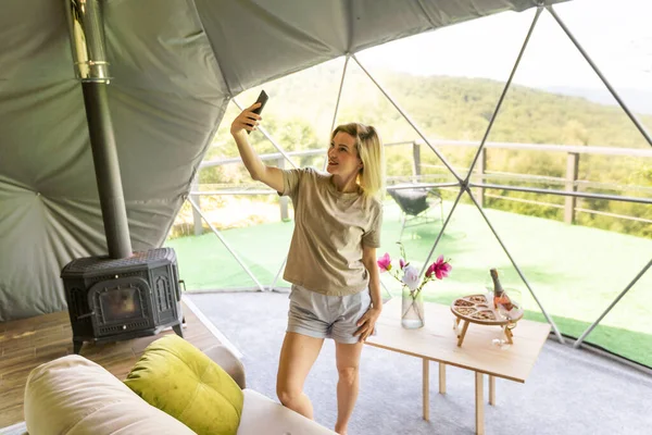 Mulher Com Smartphone Tenda Geo Dome — Fotografia de Stock