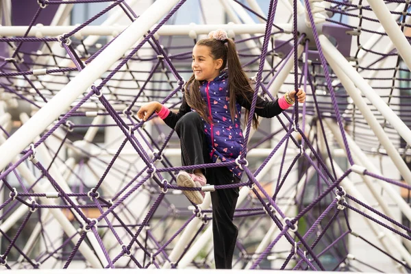 Retrato Uma Menina Parque Infantil Menina Jogando Labirinto — Fotografia de Stock