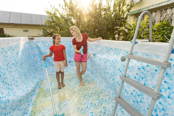 Mother Daughter Cleaning Swimming Pool Garden — Photo