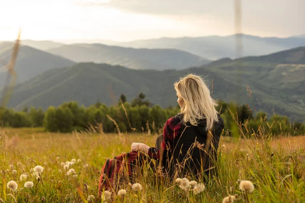 Woman Backpacker Enjoy View Mountain — Φωτογραφία Αρχείου