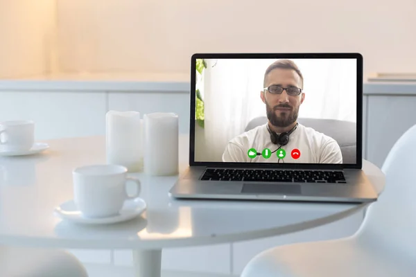 Empresário Usando Chamada Vídeo Laptop Line Conversa Cliente Masculino Com — Fotografia de Stock