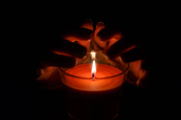 自宅で暗い夜に女性の手の照明ろうそくの閉鎖 — ストック写真
