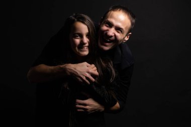 Karanlık bir geçmişi olan tatlı duygusal bir kızı olan genç bir baba. Metnin için yer