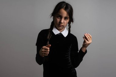 Çarşamba Addams 'da bir kız. Cadılar Bayramı partisi.