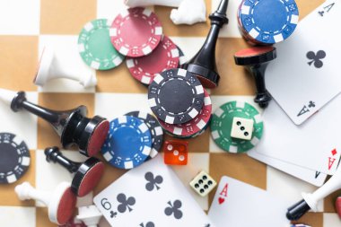 Tahta dama, satranç taşları, iskambil kağıtları, masa oyunları...