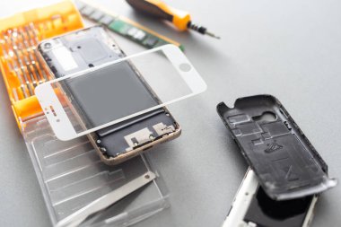 Onarım ve yeni yerine prepairing teknisyen ekran kırık ve kırık ekran smartphone masanın üzerinde prepairing.