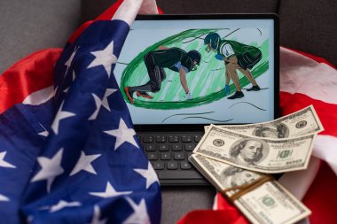 Dolar ve Amerikan bayrağının arka planında tabletler