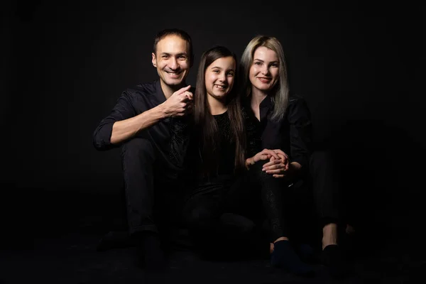 Ritratto Famiglia Sfondo Nero — Foto Stock