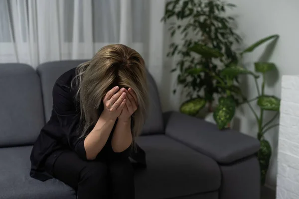 Triste Cansado Jovem Mulher Tocando Testa Com Dor Cabeça Enxaqueca — Fotografia de Stock