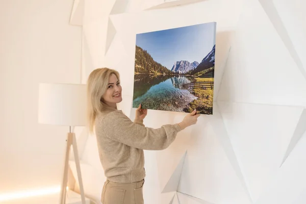 Modern Home Interior Domestic Decor Smiling Young Woman Hanging Painting — Foto Stock