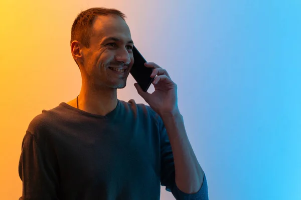 Man Med Smartphone Färgad Bakgrund — Stockfoto