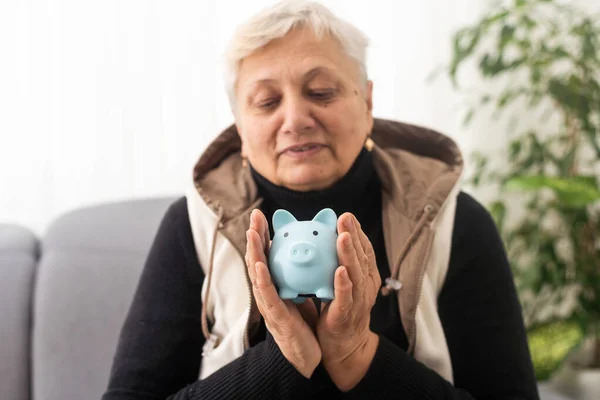 Het Concept Van Geldbeheer Oudere Vrouw Houdt Een Spaarvarken Vast — Stockfoto