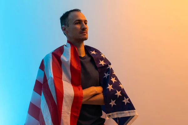 Hombre Sostiene Bandera Americana — Foto de Stock