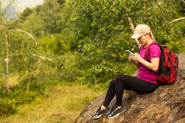 Young Woman Hiker Use Smart Phone Mountain — Stock Photo, Image