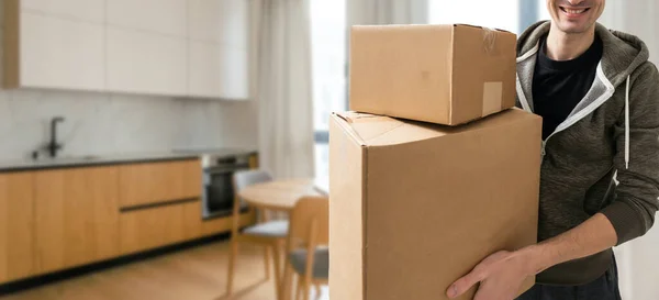 Mann Zieht Mit Kiste Ein Neues Zuhause — Stockfoto