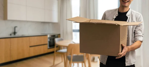 Joven Entusiasta Que Lleva Caja Cartón Moviéndose Fuera Casa — Foto de Stock