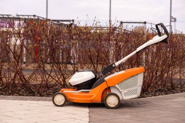 Modern bahçe otomatik çim biçme makinesi.