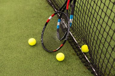 Tenis kortu Üst Manzara tenis topları ve yeşil çimen arka planda raket.