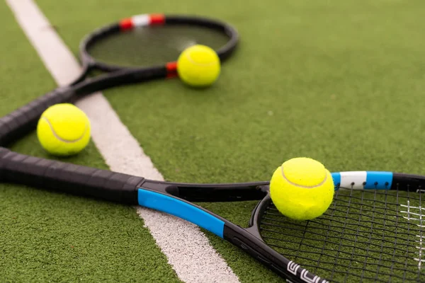 Tennisracket Met Ballen Groene Achtergrond — Stockfoto