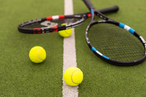 Raquette Tennis Avec Balles Sur Fond Vert — Photo