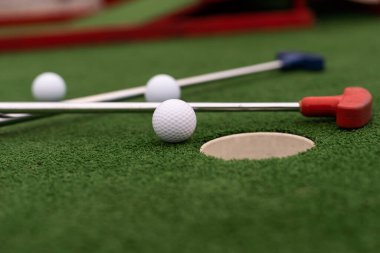 Golf Kulübü, top ve delik.