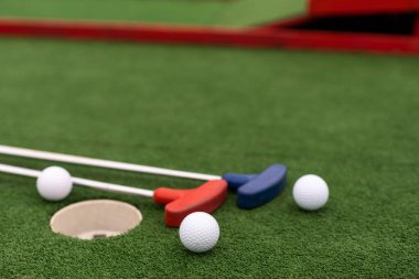 Golf Kulübü, top ve delik.